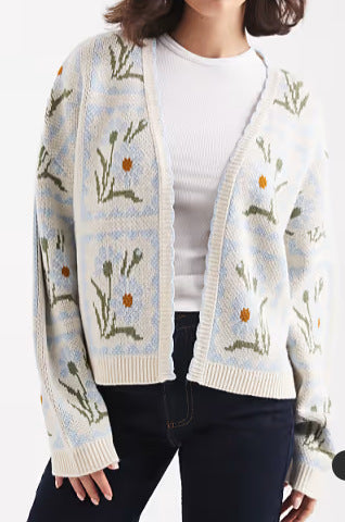 Kvinders cardigan med blomsterdesign og elegante detaljer Stilla