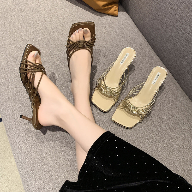 Dame Riemchen Open-Toe Hæl Mules med elegante gyldne accenter Stilla