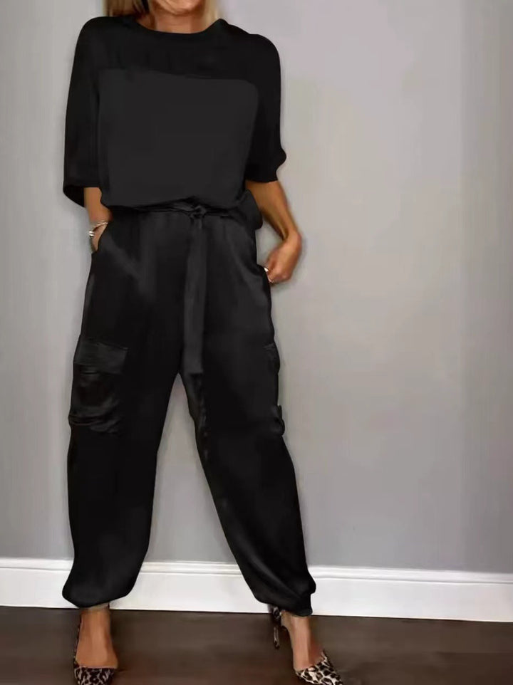 Dame Satin-Loungewear-Sæt med praktiske cargo-lommer og elastisk bukseelastik Stilla