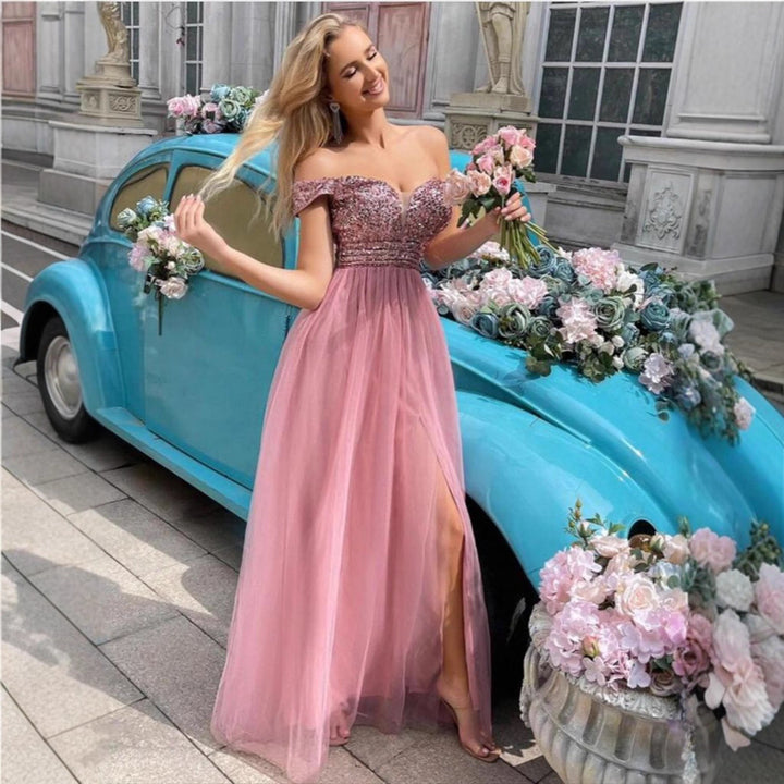 Kvinders elegante aftenkjole med off-shoulder look og funklende udsmykninger