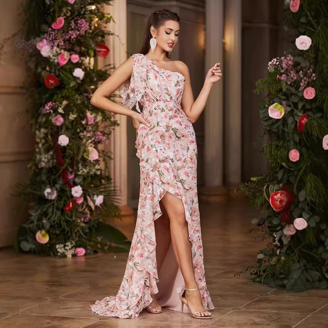 Dame skulderfri maxikjole med blomstrede flæser og sidelæg Stilla