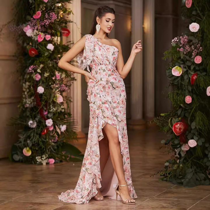 Dame skulderfri maxikjole med blomstrede flæser og sidelæg Stilla