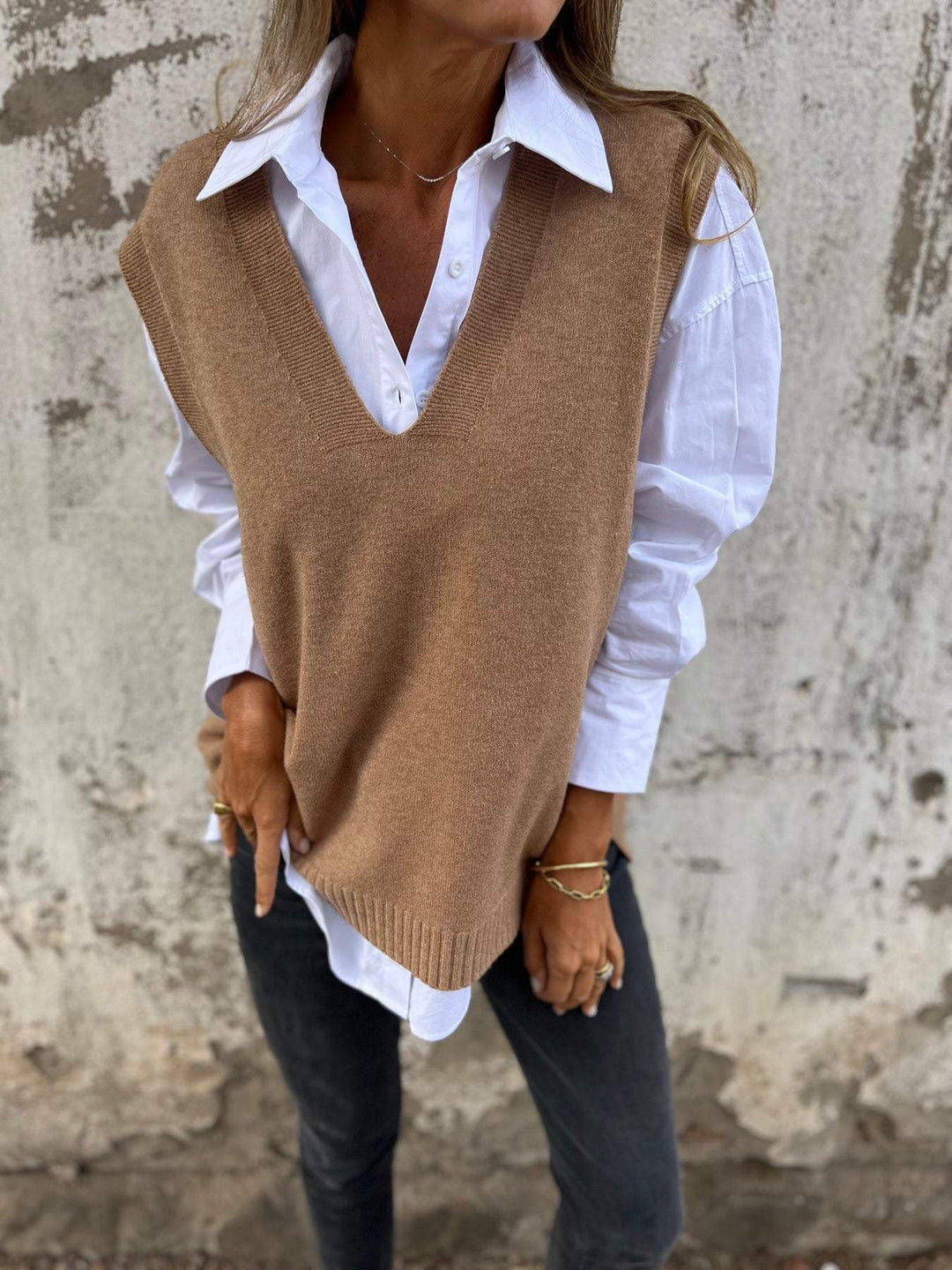 Dames elegant strikvest med V-hals og fine rib detaljer Stilla
