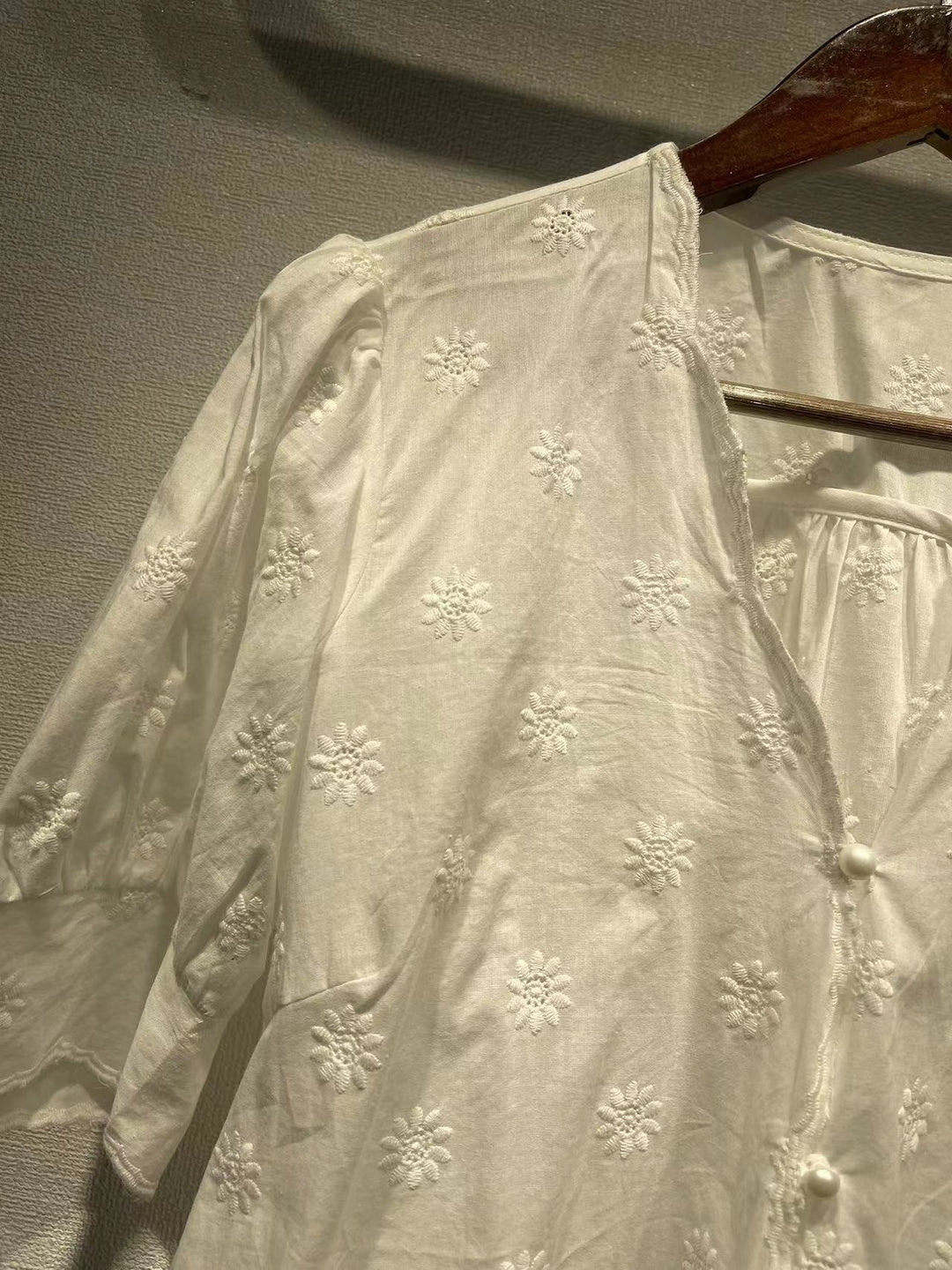 Damebluse med kunstnerisk blomsterbroderi og elegante pufærmer Stilla