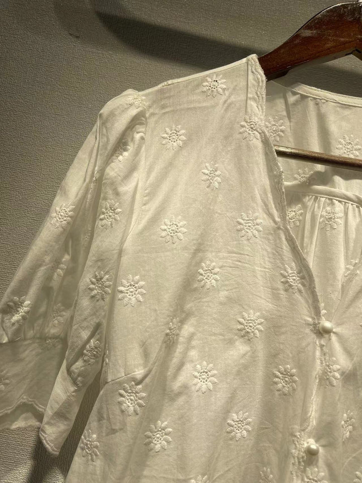 Damebluse med kunstnerisk blomsterbroderi og elegante pufærmer Stilla