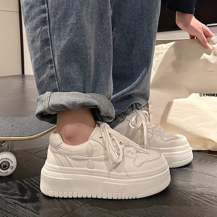 Dame Chunky Sneakers med komfortabel sålekonstruktion og elegante accenter Stilla