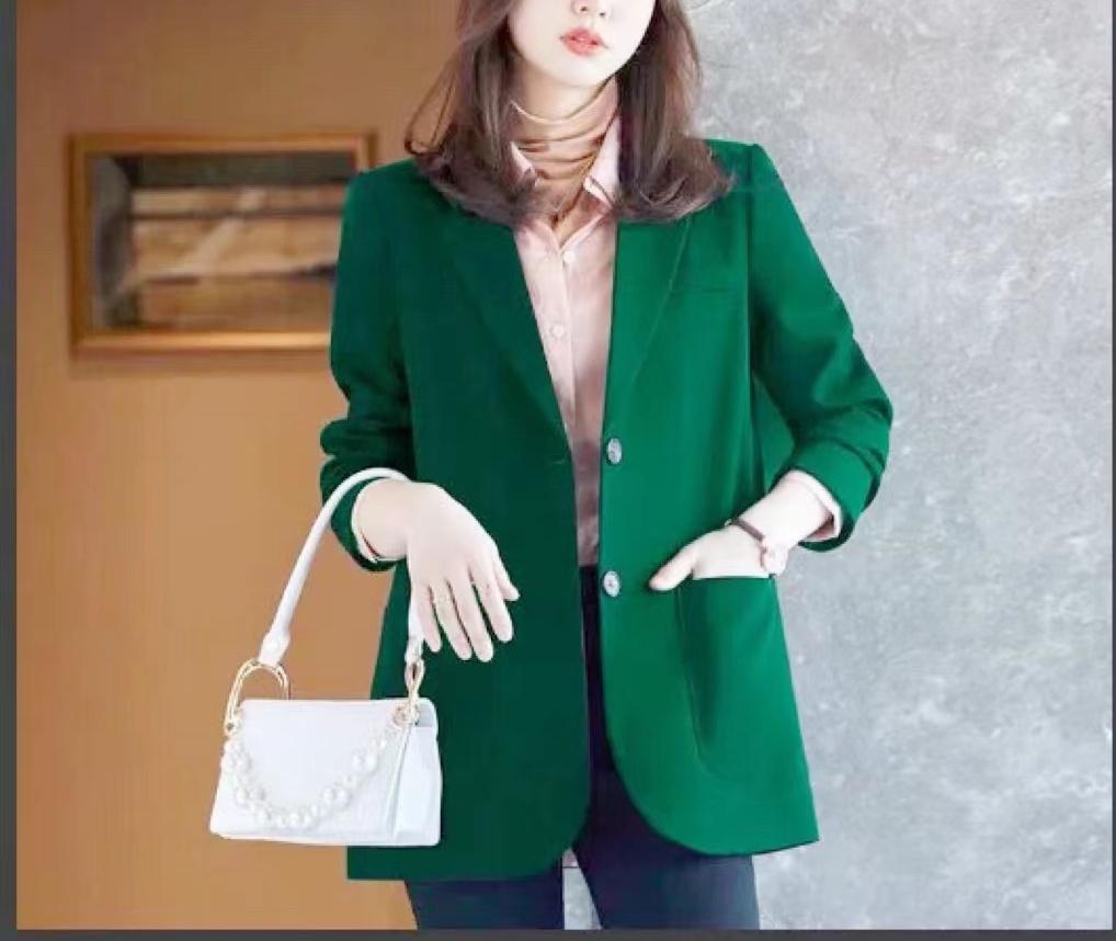 Kvindernes elegante og moderne blazer med klaplommer Stilla