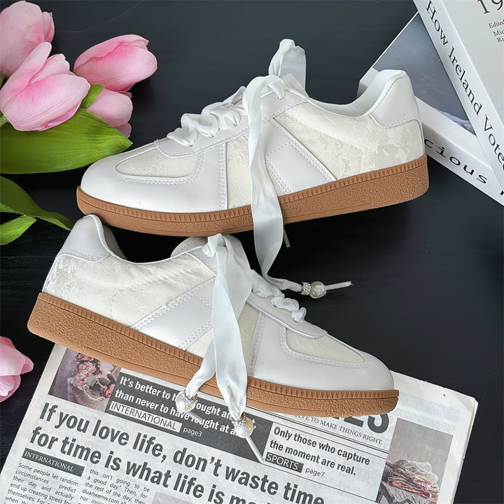 Dame sneakers med elegante satin snørebånd og moderne metallic overflade Stilla