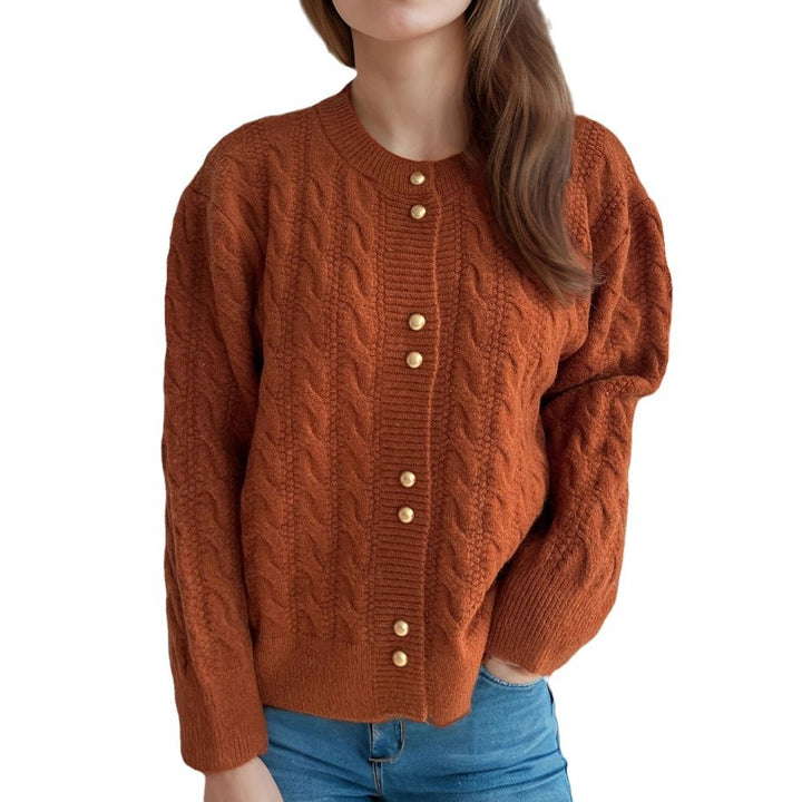 Dame cardigan med kabelmønster og elegante perleknapper Stilla