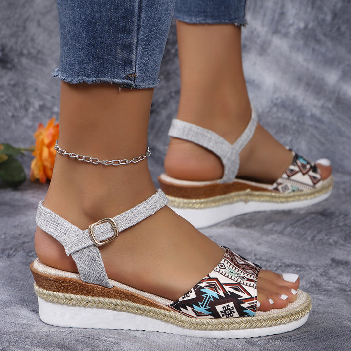 Dame platform-sandaler med moderne etno-mønster og justerbar rem Stilla
