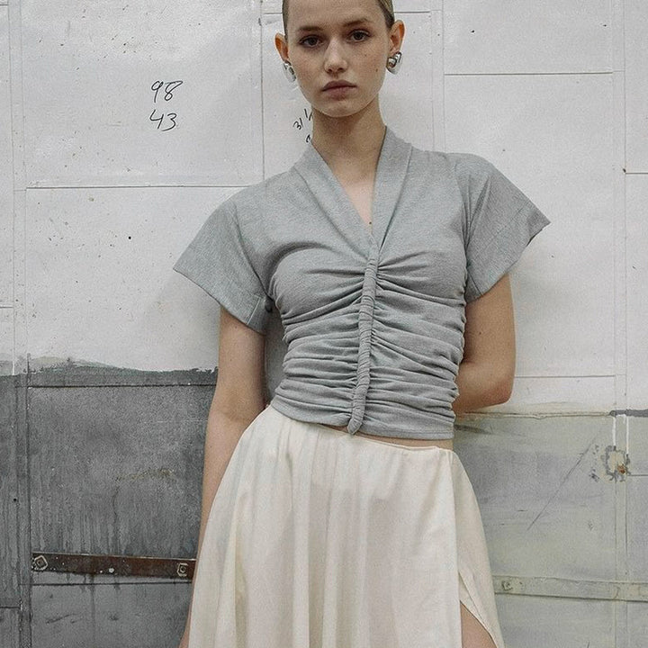 Dame elegant kortærmet top med figursyet drapering Skovae