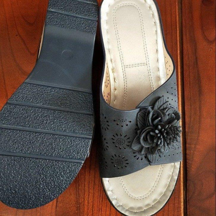 Dame Komfortable og stilfulde Clogs med blomst dekoreret applikation Stilla