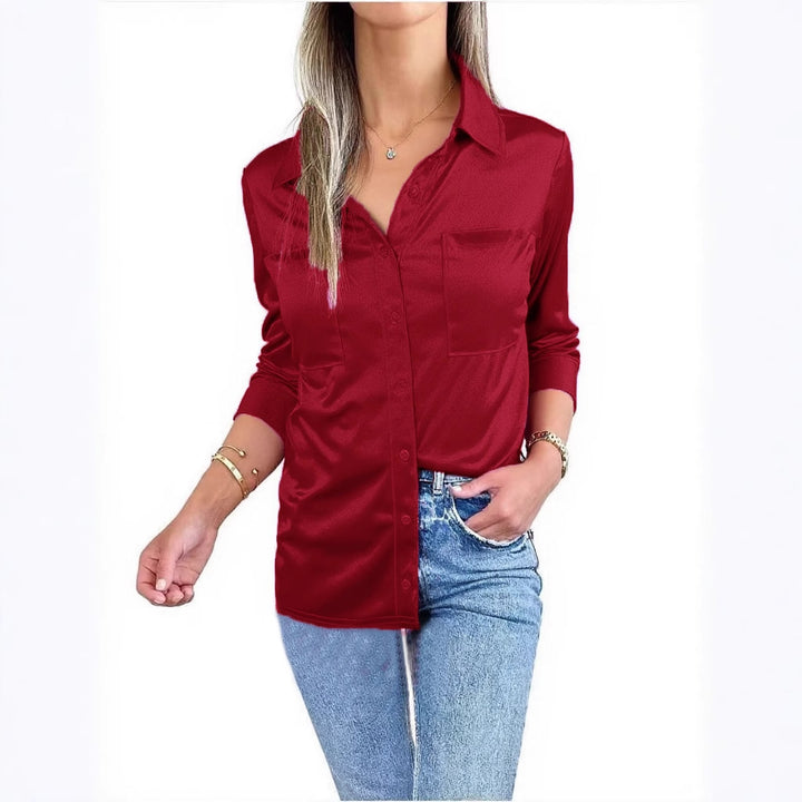 Dame elegant satinbluse med brystlomme og gennemgående knaplukning Stilla