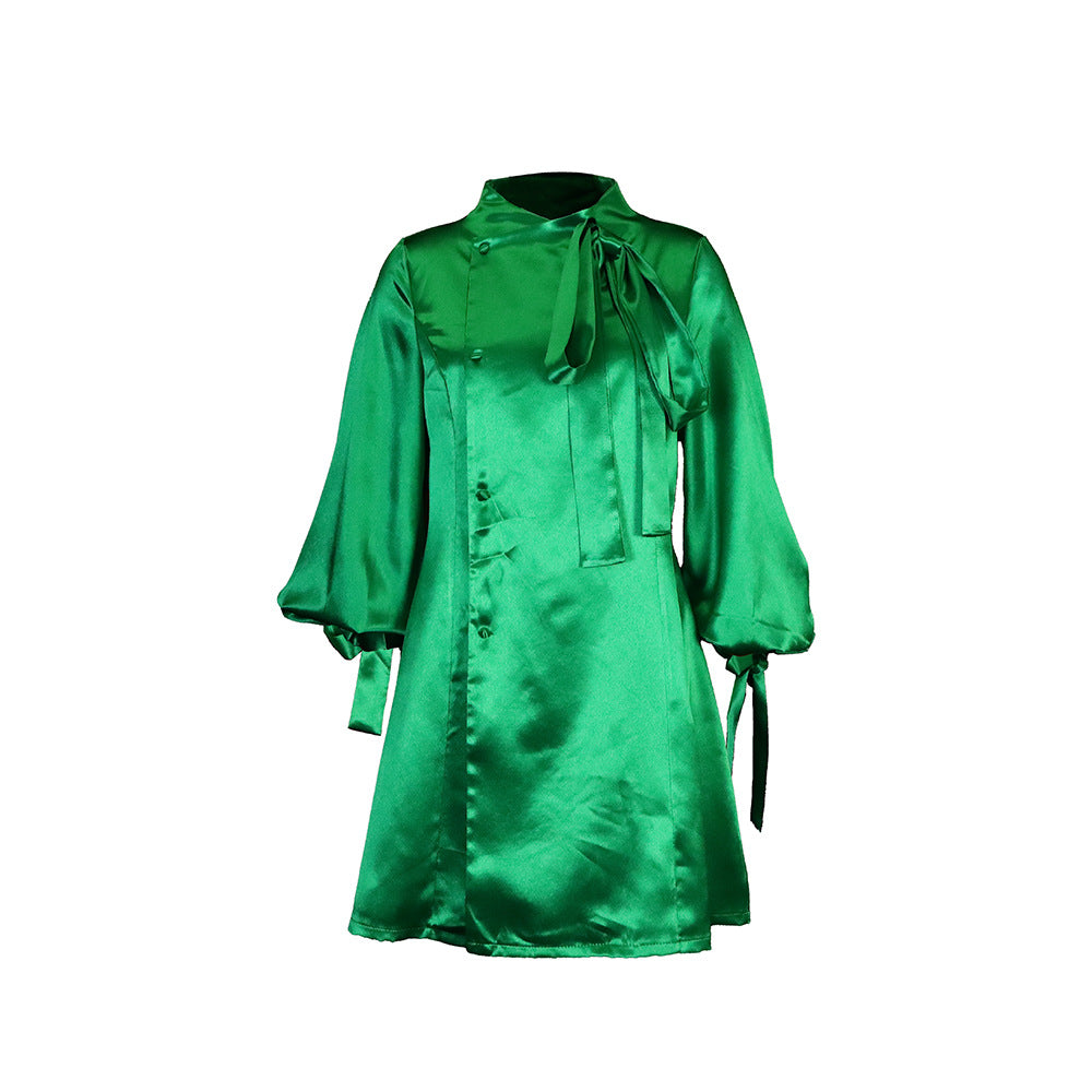 Dame Satin-kjole med elegante manchetter og sløjfedetalje Stilla