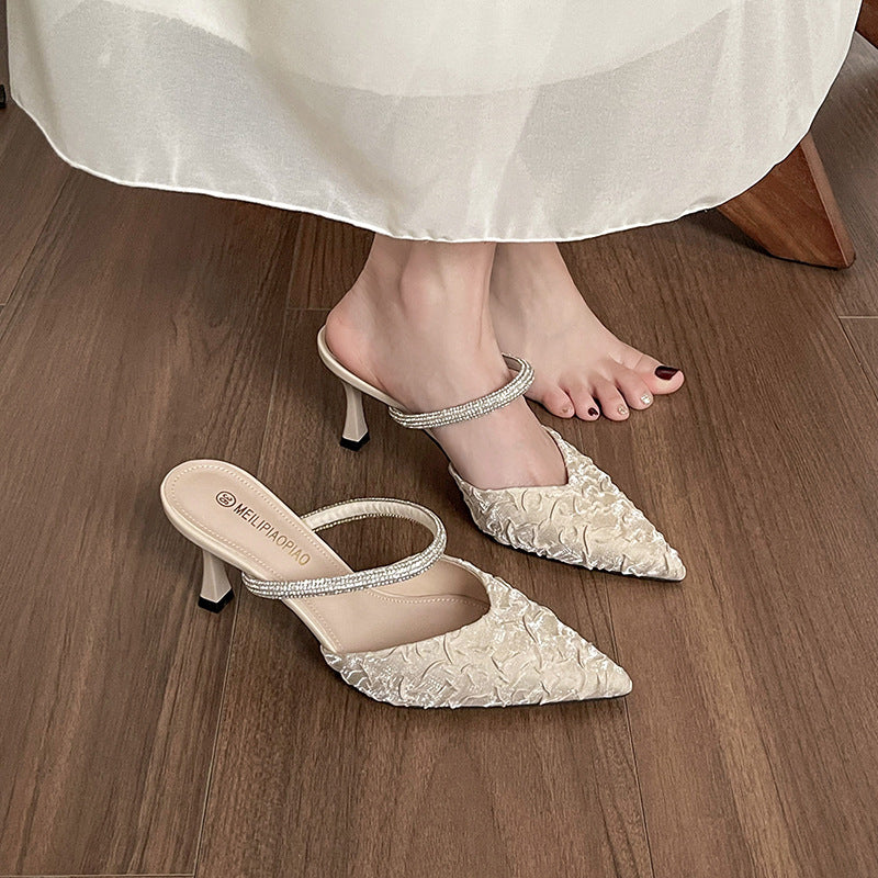 Dame elegante Sling-Pumps med dekorativ rufflestruktur og glitrende rem Stilla