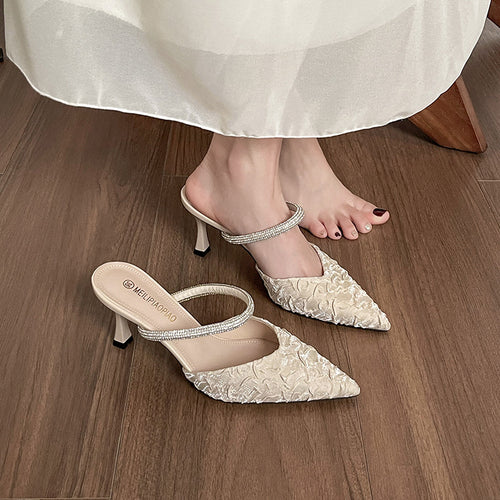 Dame elegante Sling-Pumps med dekorativ rufflestruktur og glitrende rem Stilla