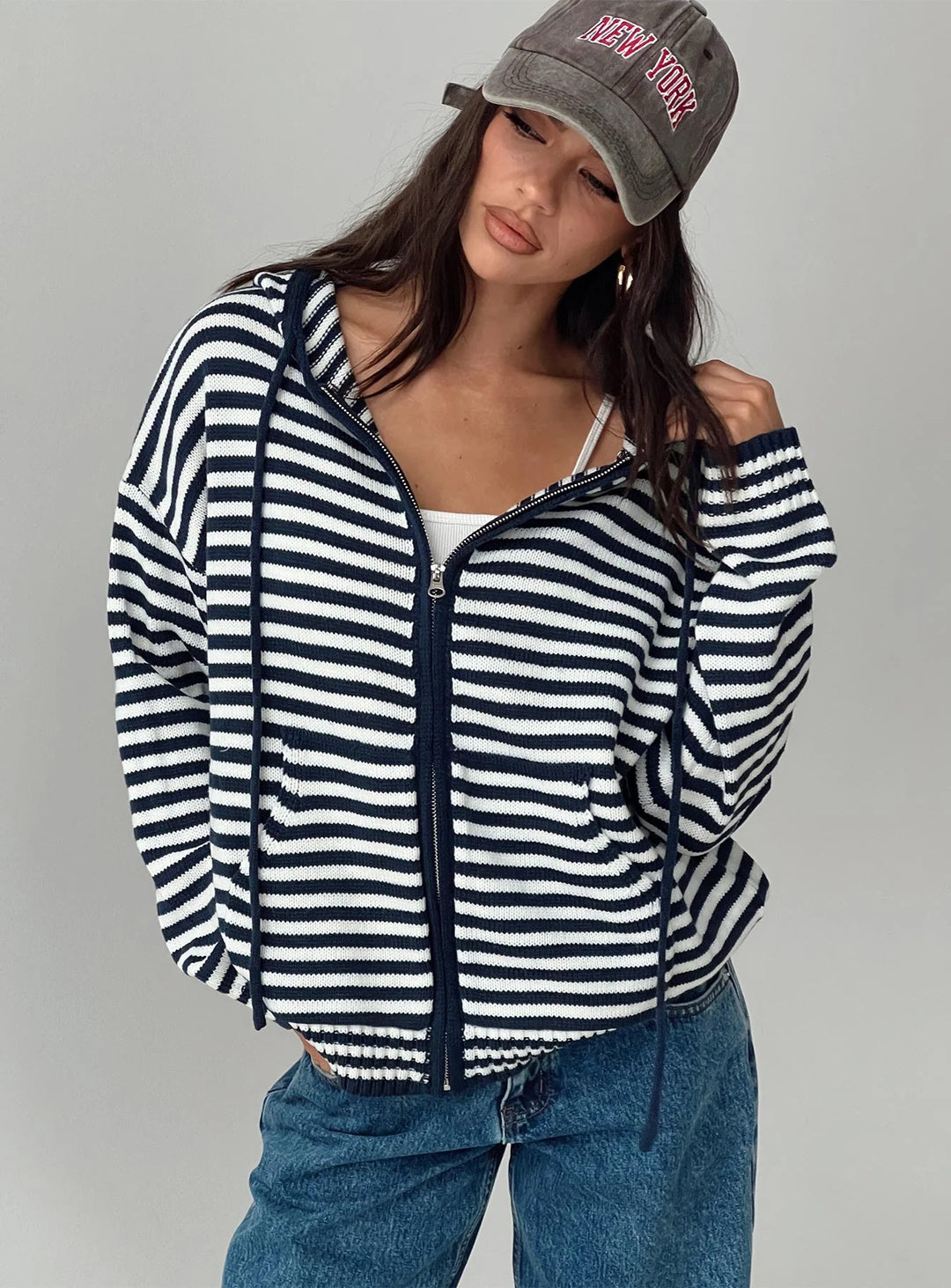 Dame cardigan i stribet design med kvalitets lynlås og casual fit