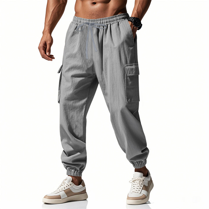 Herrer nan konisk skrånende joggere i utilitarisk stil med elastisk talje, snøre og klaplommer Skovae