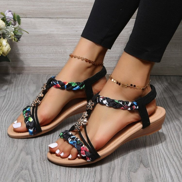 Dame Sommer-sandaler med farverig flettet rem og funklende smykkedetalje Stilla
