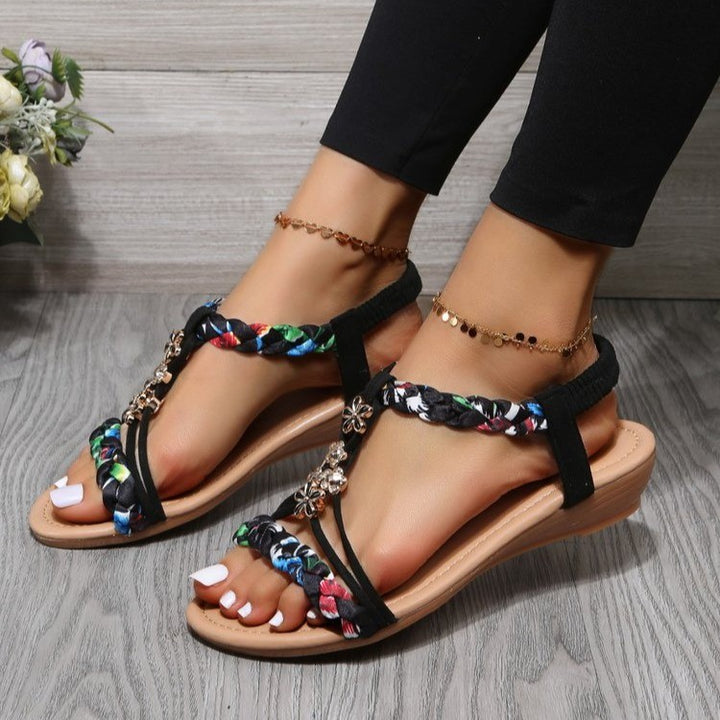 Dame Sommer-sandaler med farverig flettet rem og funklende smykkedetalje Stilla