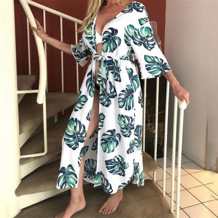 Dame strandkimono med moderne bladmønster og sidelinning Stilla