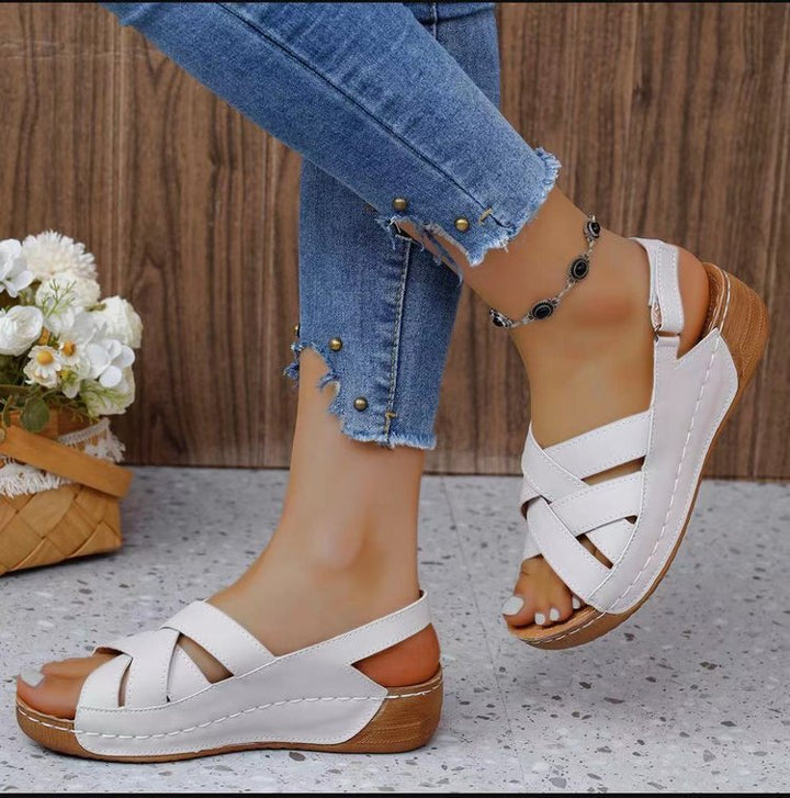 Dame Komfortable Tøfler-sandaler med dekorative krydsremme og skridsikker sål Stilla