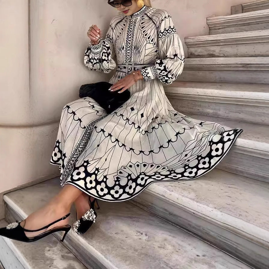 Dame Maxikjole med kunstnerisk design og elegante puffærmer Stilla