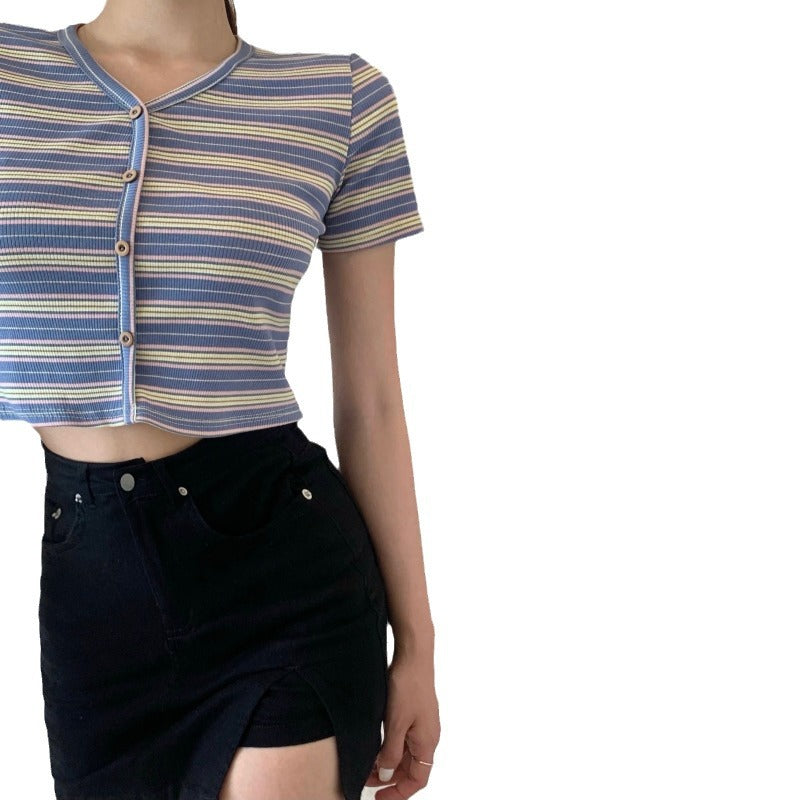 Kvindernes cropped t-shirt med fashionabelt stribet mønster og dekorative knapper