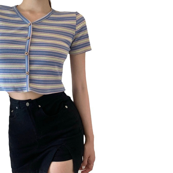 Kvindernes cropped t-shirt med fashionabelt stribet mønster og dekorative knapper