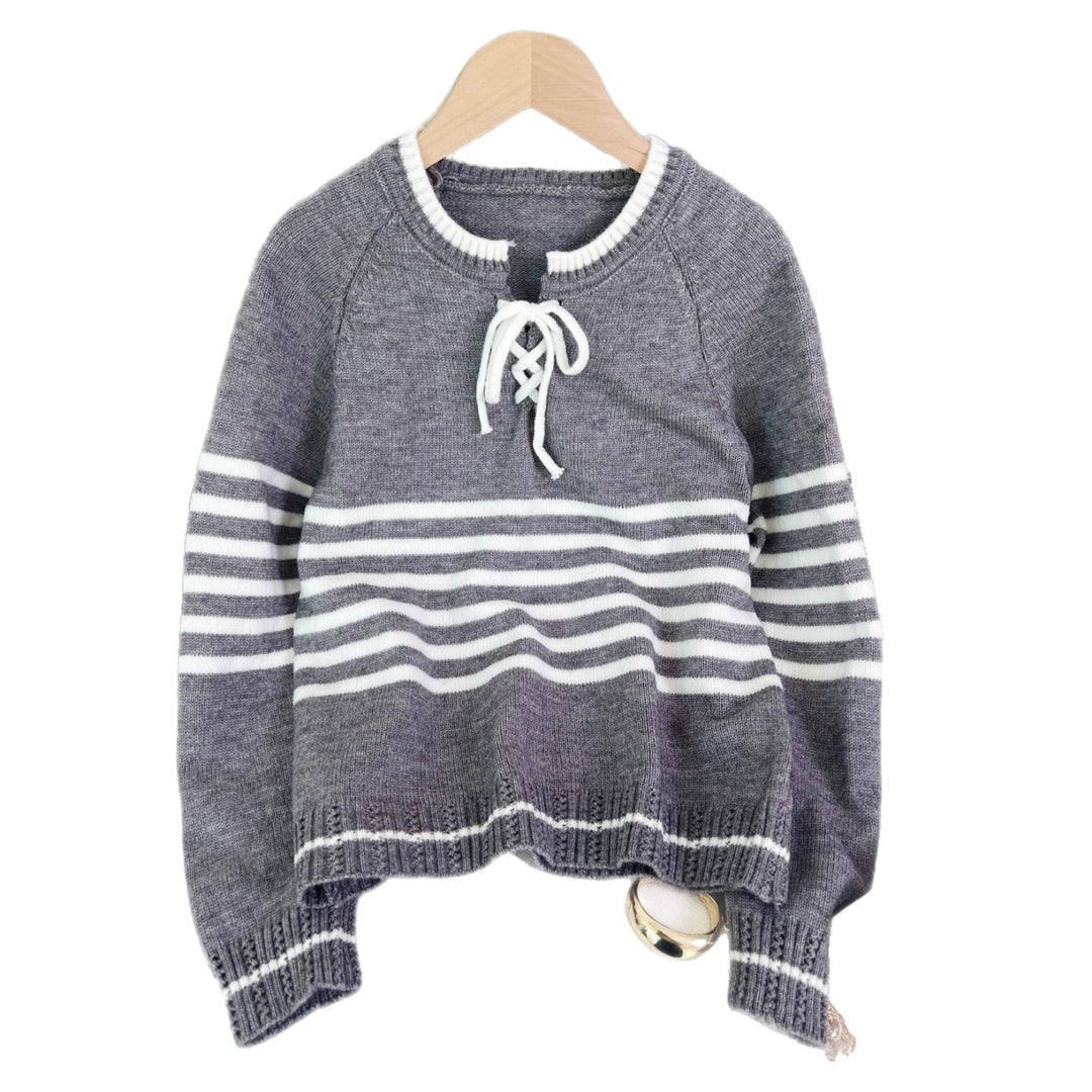 Kvinders sweater med sideløsning og moderne stribemønster Stilla