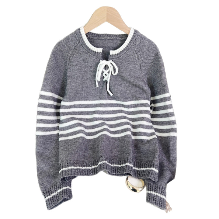 Kvinders sweater med sideløsning og moderne stribemønster Stilla