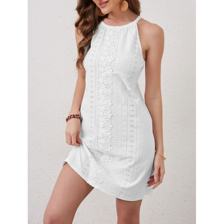 Dame sommerkjole med elegant cut-out-design og floral broderi Skovae