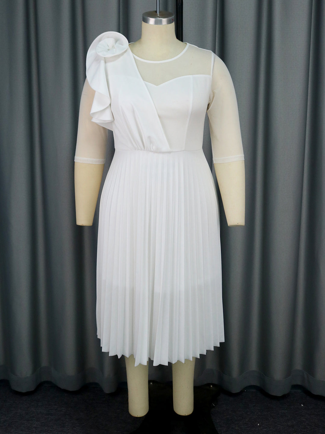 Dame elegant plisseret kjole med asymmetrisk design og blomster accent Skovae