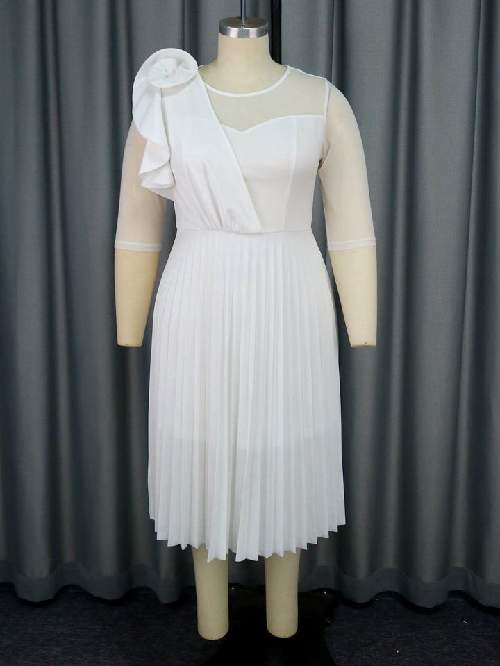 Dame elegant plisseret kjole med asymmetrisk design og blomster accent Skovae
