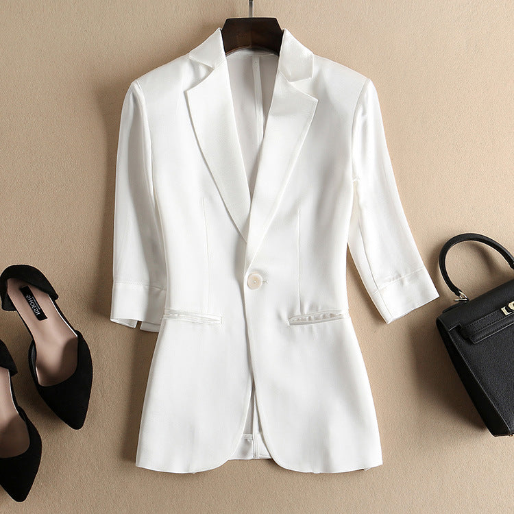 Dame stilfuld kort blazer med satineret overflade og elegante knapdetaljer Stilla