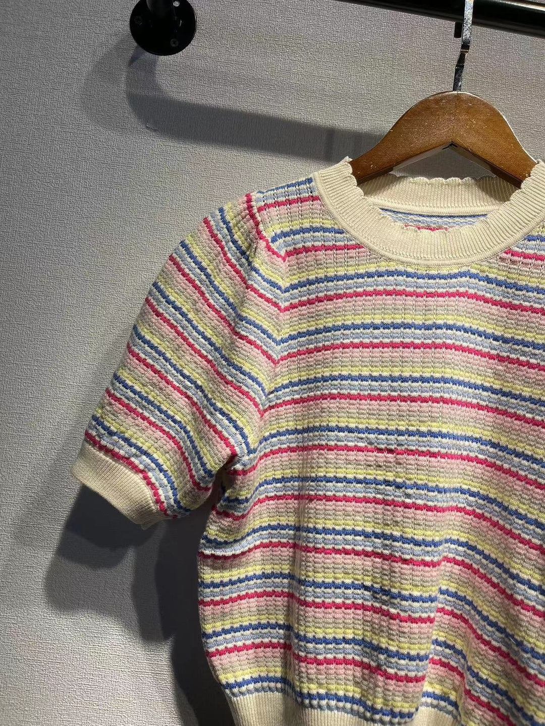 Dame Kortærmet Strikoverdel med farverige striber og fint strikmønster Stilla