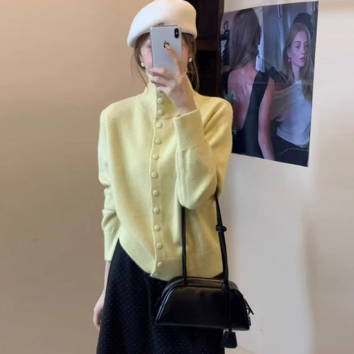 Kvinders strikket sweater med opretstående krave og knapdetalje Stilla