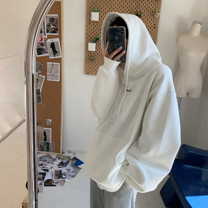 Dames hoodie med en afslappet pasform og praktisk kængurulomme design