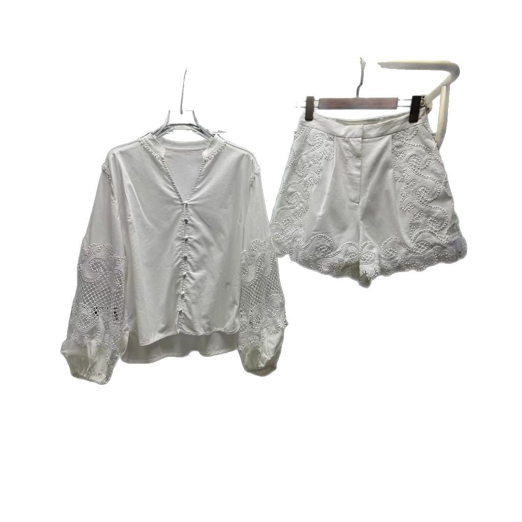 Damebluse med romantiske spidse ærmer og elegant knaplukning Stilla