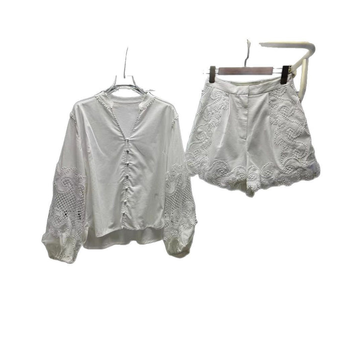 Damebluse med romantiske spidse ærmer og elegant knaplukning Stilla
