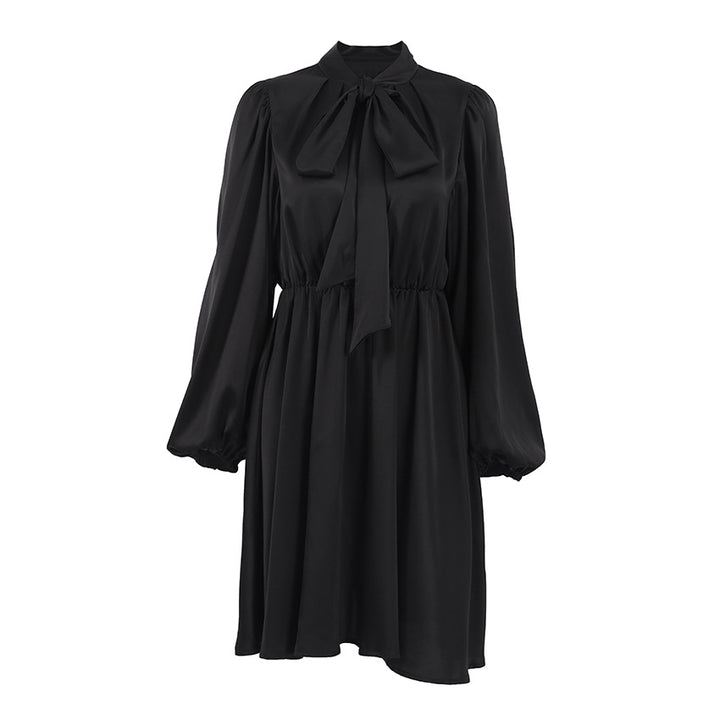 Dame Midi-kjole med elegant slipsdesign og blødt svajende kant Stilla