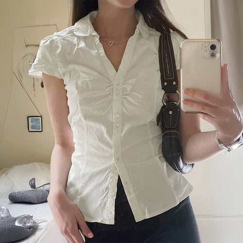 Dame kortærmet bluse med elegante flæser og fin knaplukning Stilla