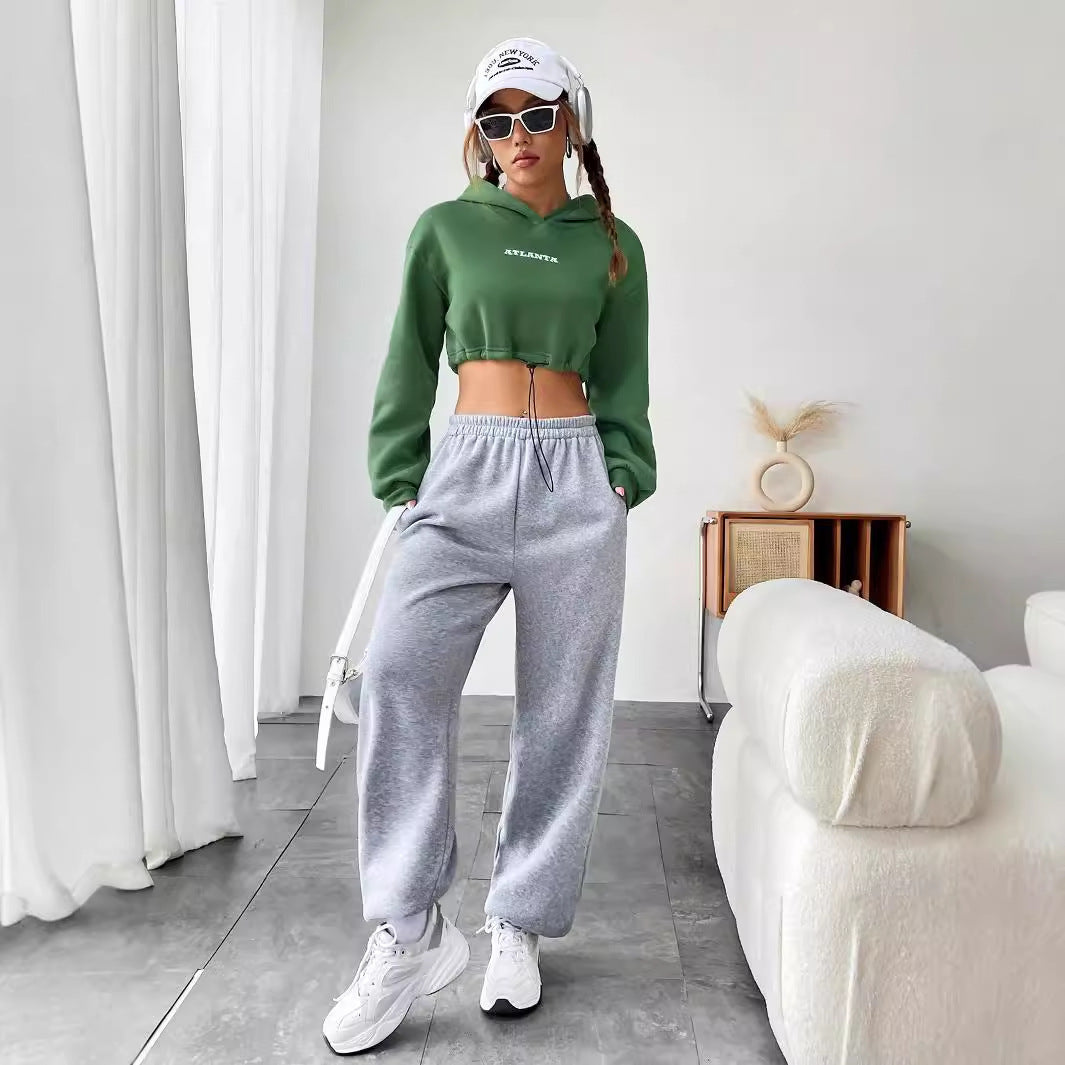 Kvindernes cropped hoodie med broderet skrift og snor Stilla