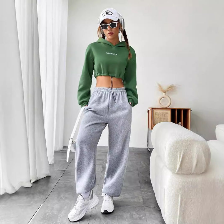 Kvindernes cropped hoodie med broderet skrift og snor Stilla