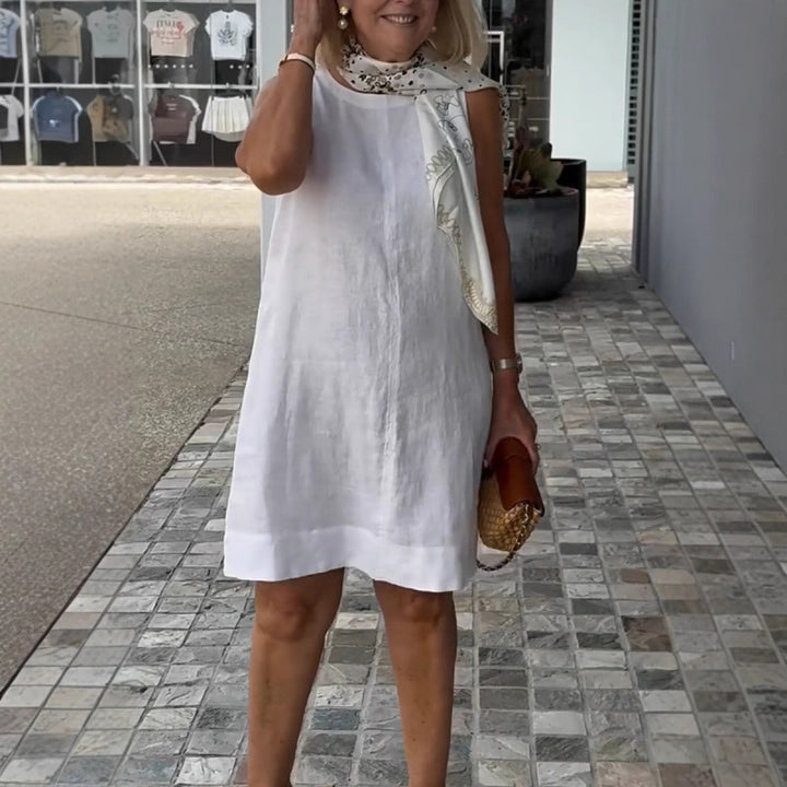 Dame sommerkjole med elegant silhuet og rund halsudskæring Stilla
