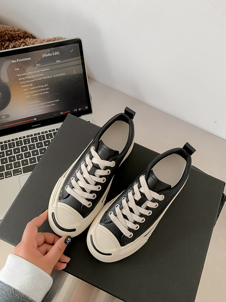 Dame retro-inspirerede canvas-sneakers med karakteristisk gummispids Stilla