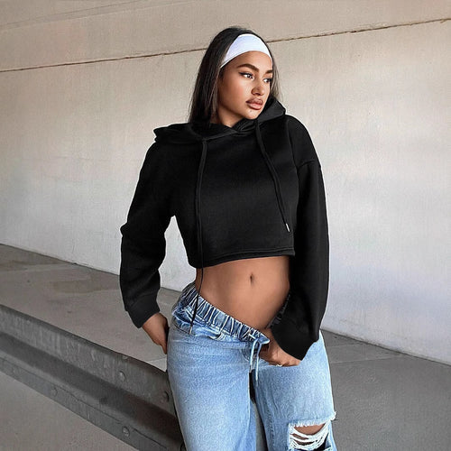 Kvinders cropped sweatshirt med en løs pasform og hætte Stilla
