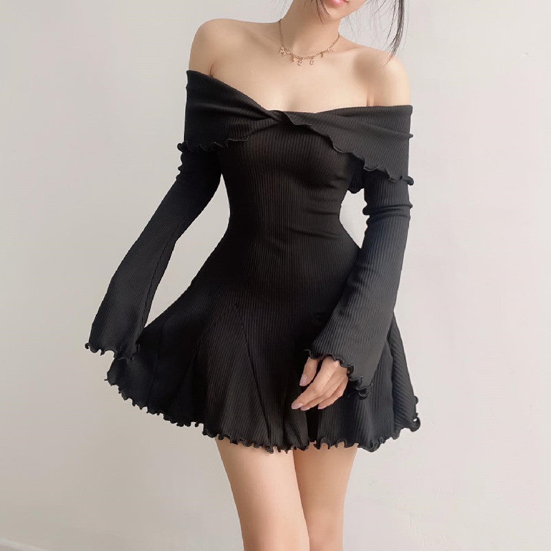 Dame Elegant Off-Shoulder Kjole med Ærmer og Modige Draperinger Stilla