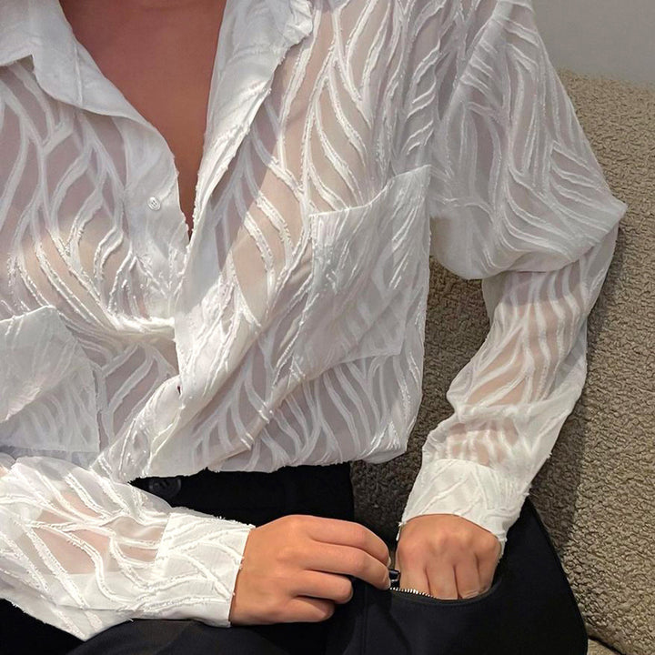 Damebluse med transparent flæsedesign og to praktiske lommer Stilla