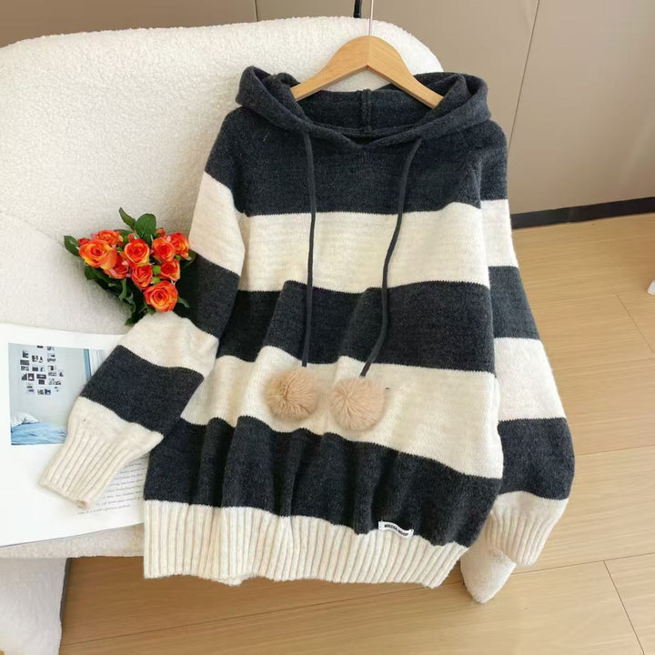 Kvinders hyggelige hættetrøje med stribet design og trendy pom pom.